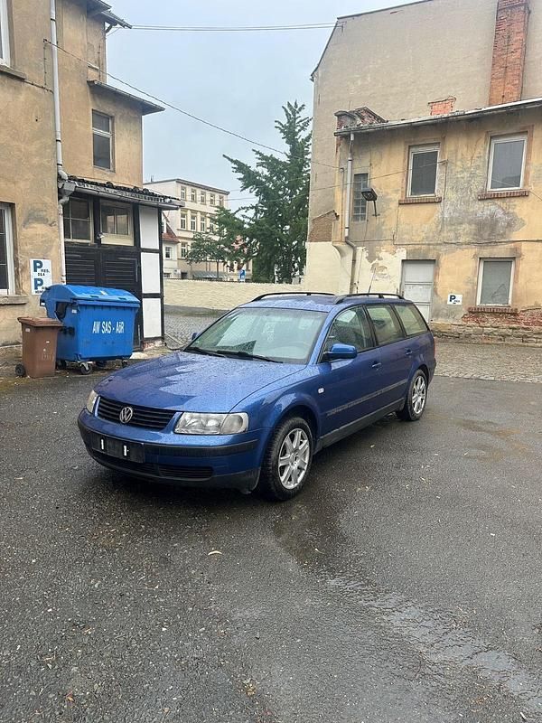 Blau Gebraucht 2001 VW Passat Kombi | 500 € (Superpreis) - Bild 1/4
