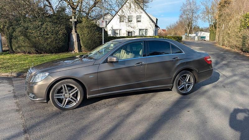 Beige Gebraucht 2010 Mercedes 220 Limousine | 9.999 € (Fairer Preis) - Bild 1/4