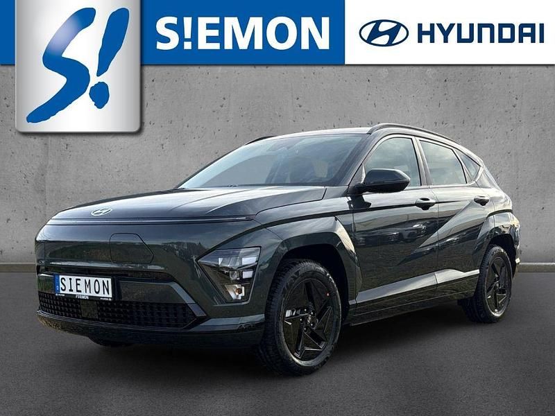 Cypress green Neu 2025 Hyundai Kona Select SUV | 34.730 € (Fairer Preis) - Bild 1/4