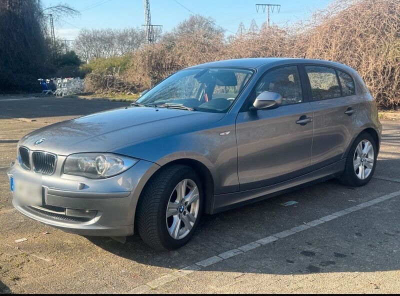 Grau Gebraucht 2011 BMW 120 Kleinwagen | 4.900 € (Guter Preis) - Bild 1/4