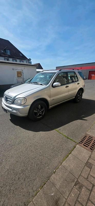 Second-hand Mercedes ML270 163 CP (119 kW) 2003 Argintiu SUV