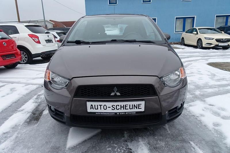 Gebraucht Mitsubishi Colt 95 PS (69 kW) 2012 Braun Kleinwagen
