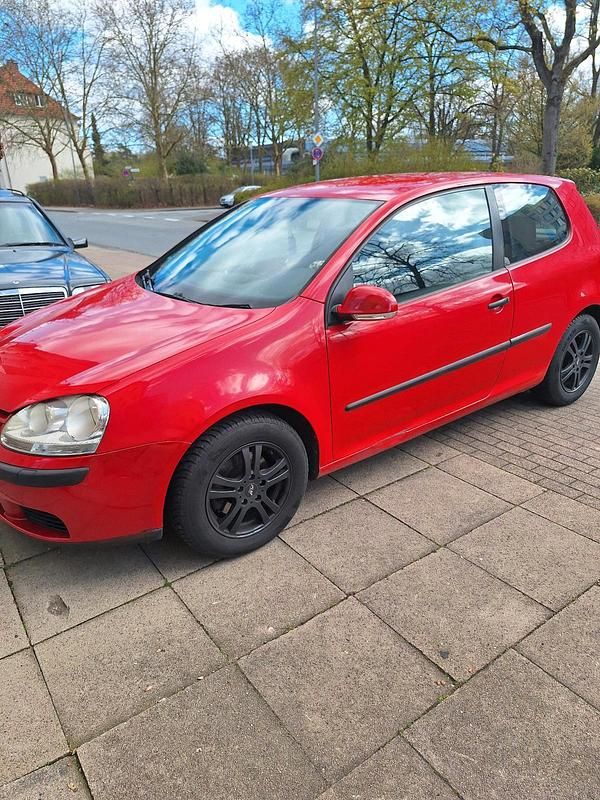 Second-hand VW Golf 75 CP (55 kW) 2005 Roșu Coupe