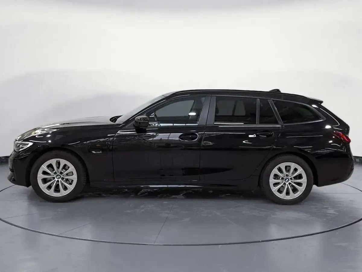 Gebraucht BMW 330e Advantage 292 PS (214 kW) 2022 Schwarz Kombi