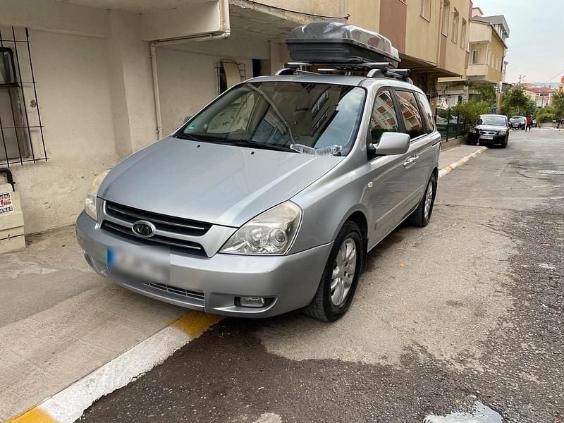 Silber Gebraucht 2009 Kia Carnival Van / Kleinbus | 3.950 € - Bild 1/4