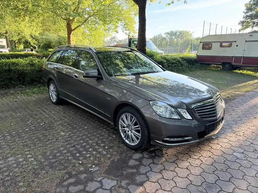 Używany Mercedes E250 Elegance 204 KM (150 kW) 2012 Szary Sedan/Limuzyna