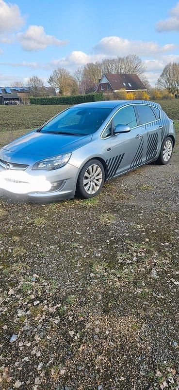 Gebraucht Opel Astra Selection 140 PS (102 kW) 2013 Grau Limousine