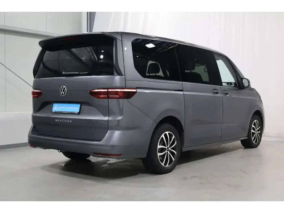 Käytetty VW Multivan Basis 204 HP (150 kW) 2023 Harmaa Tila-auto