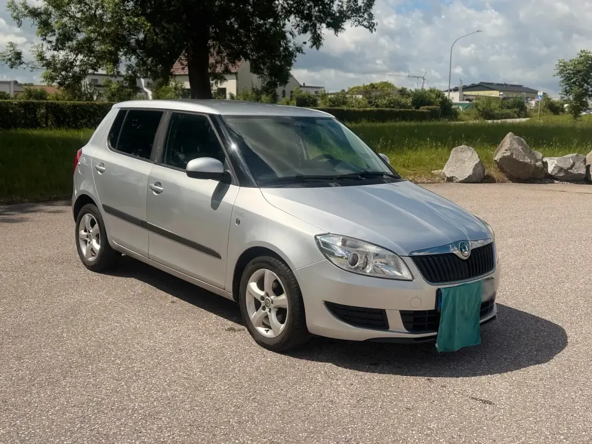 Gebraucht Skoda Fabia 69 PS (50 kW) 2012 Silber Limousine