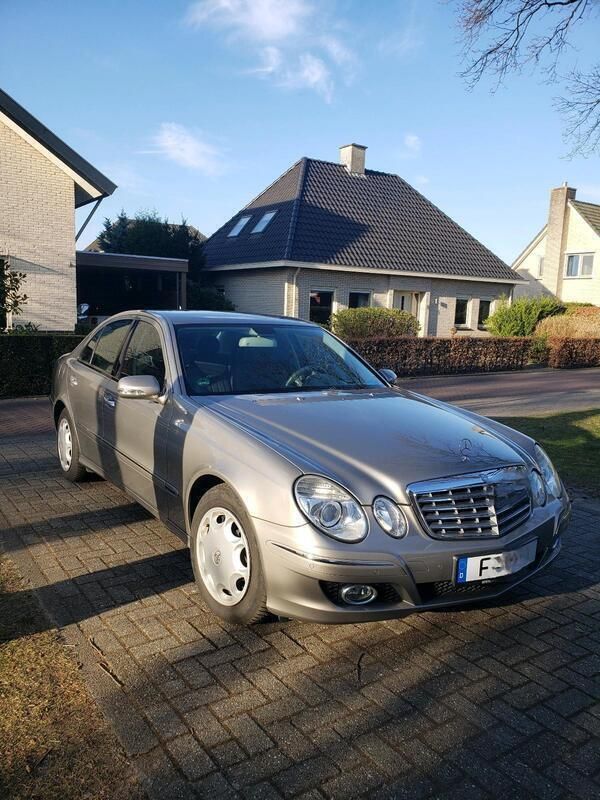 Grau Gebraucht 2008 Mercedes E230 Limousine | 7.900 € (Fairer Preis) - Bild 1/4