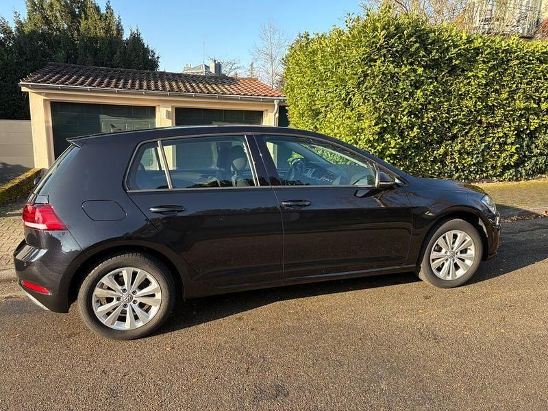 Second-hand VW Golf VII Trendline 110 CP (80 kW) 2017 Negru Berlinǎ