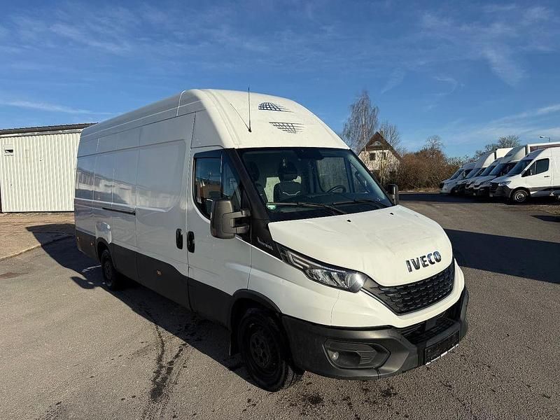 Weiß Gebraucht 2020 Iveco Daily Limousine | 16.980 € (Teuer) - Bild 1/4