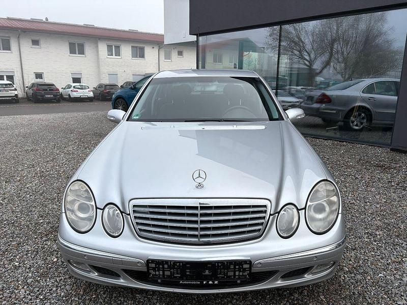 Gebraucht Mercedes E220 150 PS (110 kW) 2003 Silber Limousine