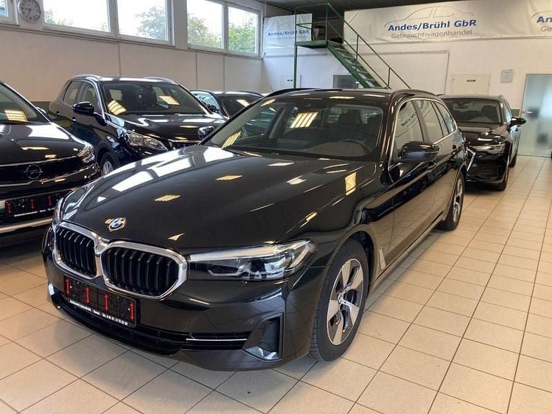Black sapphire metallic Gebraucht 2022 BMW 520 Kombi | 32.690 € (Superpreis) - Bild 1/4