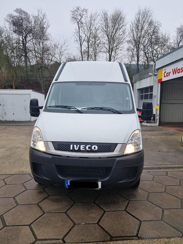 Second-hand Iveco Daily 116 CP (85 kW) 2011 Alb Monovolum