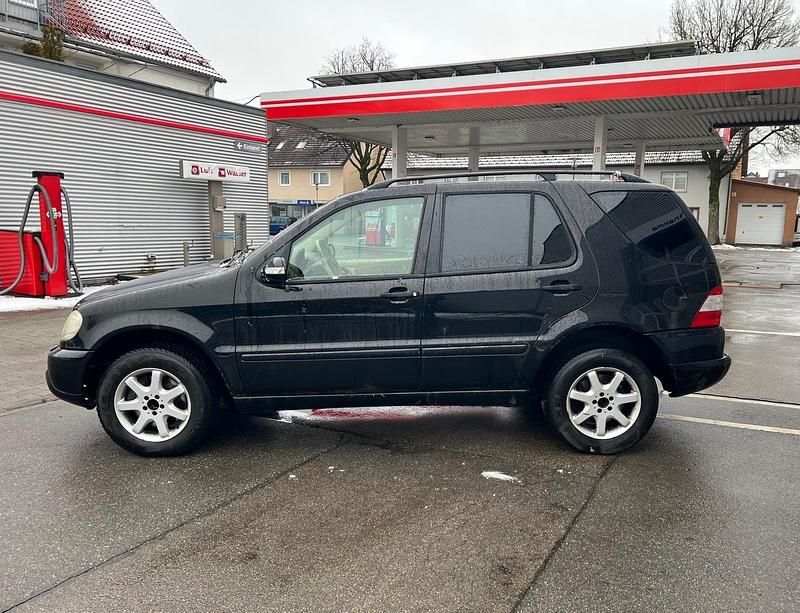Gebraucht Mercedes ML270 163 PS (119 kW) 2002 Schwarz SUV