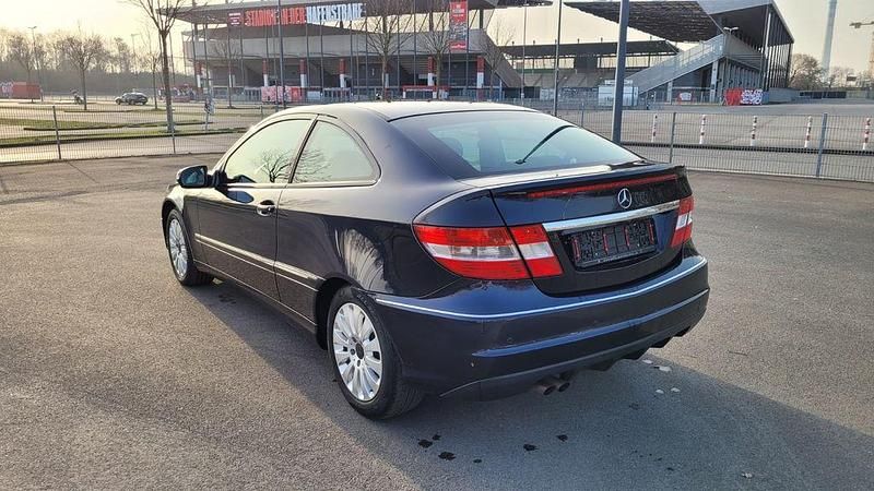 Gebraucht Mercedes CLC180 143 PS (105 kW) 2009 Blau Kleinwagen