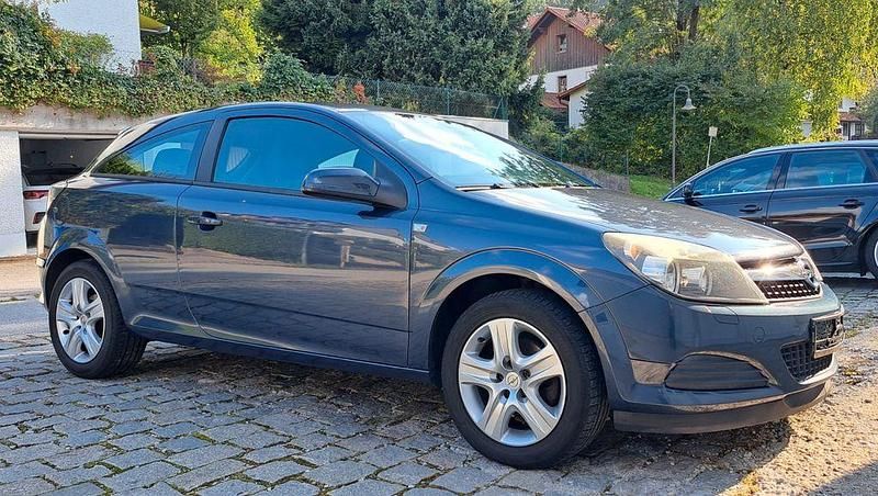 Grau Gebraucht 2009 Opel Astra GTC Edition Limousine | 3.500 € (Fairer Preis) - Bild 1/4