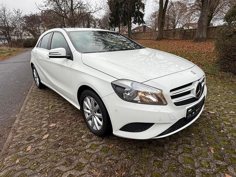 Weiß Gebraucht 2013 Mercedes A180 Style Limousine | 6.900 € (Guter Preis) - Bild 1/4