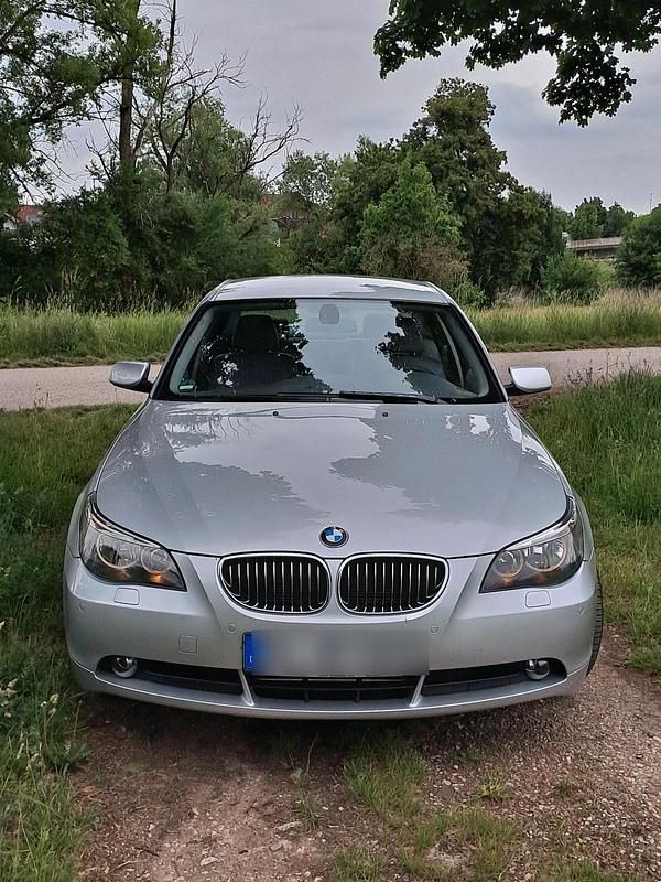 Grau Gebraucht 2005 BMW 523 Limousine | 9.000 € - Bild 1/4