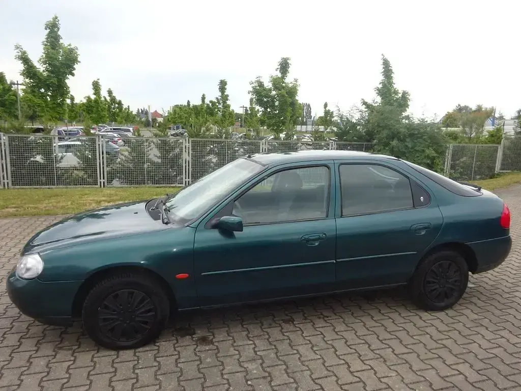 Gebraucht Ford Mondeo Ghia 116 PS (85 kW) 1997 Grün Limousine