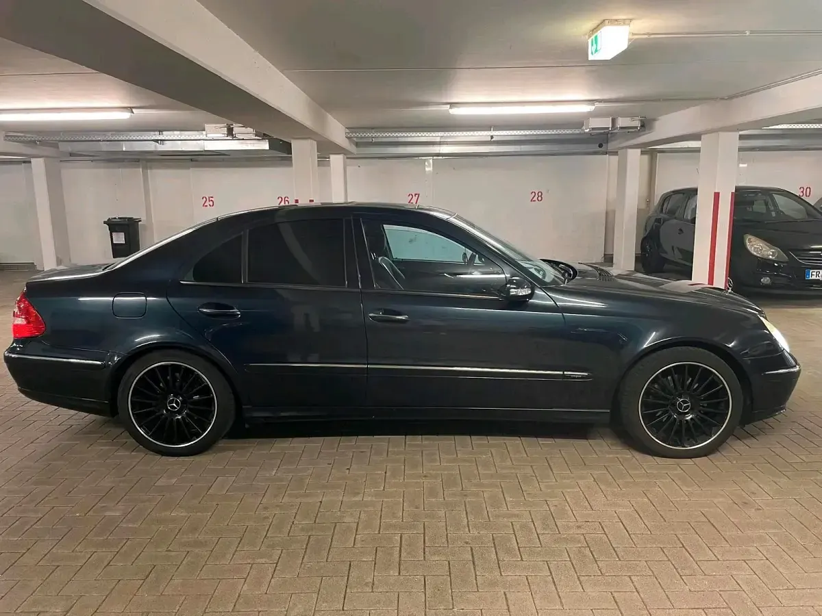 Gebraucht Mercedes E240 Avantgarde 177 PS (130 kW) 2002 Blau Limousine