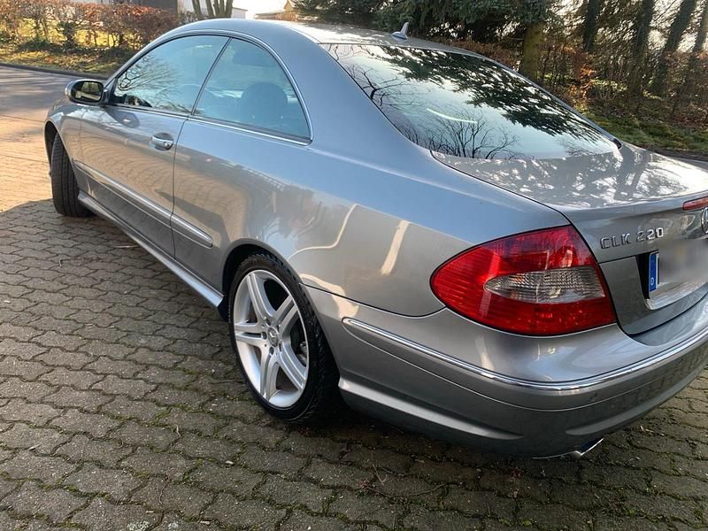 Gebraucht Mercedes CLK220 AMG 150 PS (110 kW) 2009 Silber Coupé