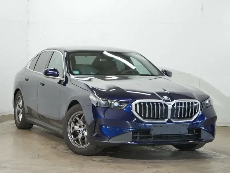 Gebraucht BMW 520 Sport Line 197 PS (144 kW) 2025 Blau Limousine