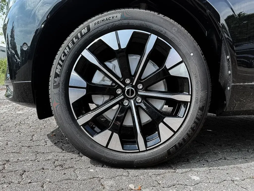 Neu Volvo XC60 Plus 250 PS (183 kW) 2025 Schwarz SUV
