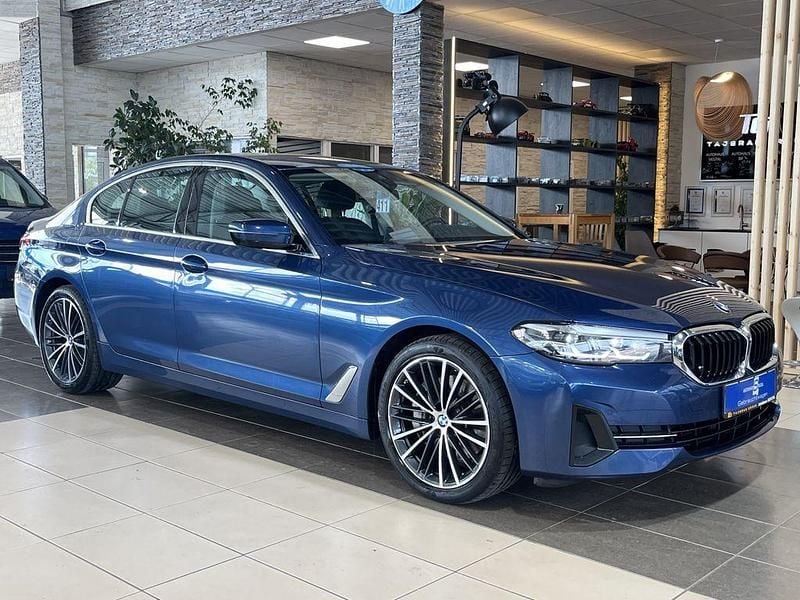 Blau phytonicblau metallic (metallic) Gebraucht 2021 BMW 530 Performance Limousine | 32.840 € (Superpreis) - Bild 1/4