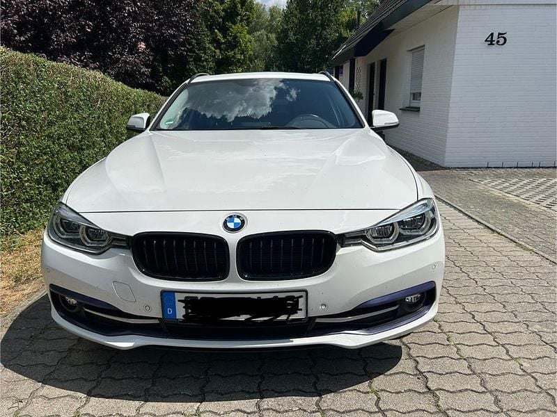 Weiß Gebraucht 2016 BMW 320 Sport Line Kombi | 16.990 € (Fairer Preis) - Bild 1/4