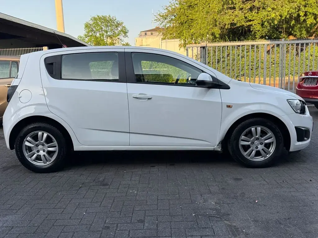 Gebraucht Chevrolet Aveo LT 101 PS (74 kW) 2011 Weiß Kleinwagen