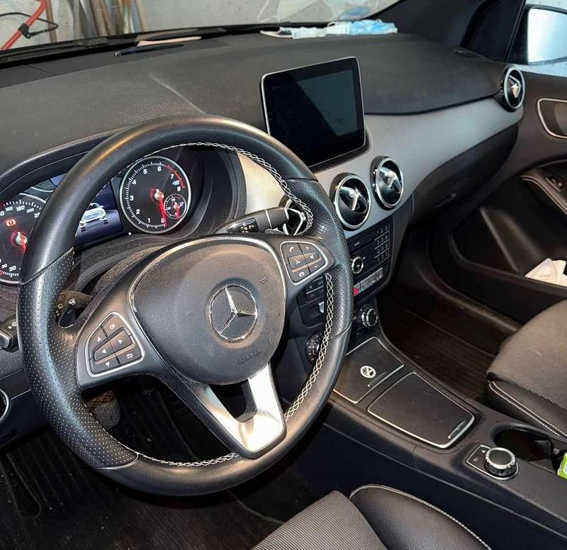 Gebraucht Mercedes B180 Edition 122 PS (89 kW) 2017 Schwarz Van / Kleinbus