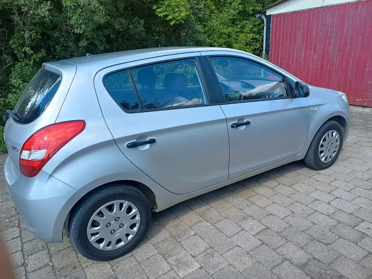 Gebraucht Hyundai i20 77 PS (56 kW) 2009 Silber Kleinwagen