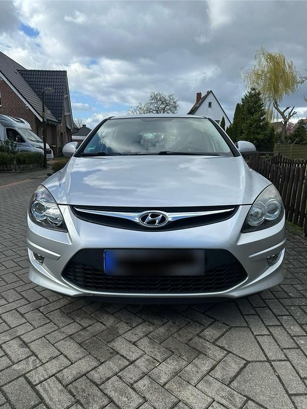 Gebraucht Hyundai i30 105 PS (77 kW) 2011 Silber Kleinwagen