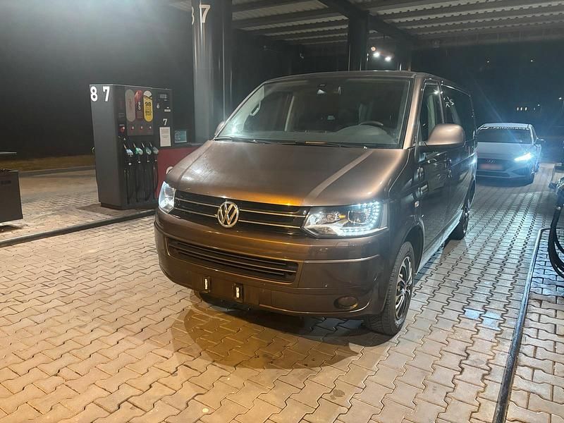Gebraucht VW Caravelle 140 PS (102 kW) 2015 Braun Van / Kleinbus