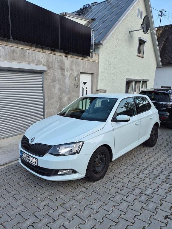 Weiß Gebraucht 2017 Skoda Fabia Cool Edition Limousine | 10.200 € (Fairer Preis) - Bild 1/4