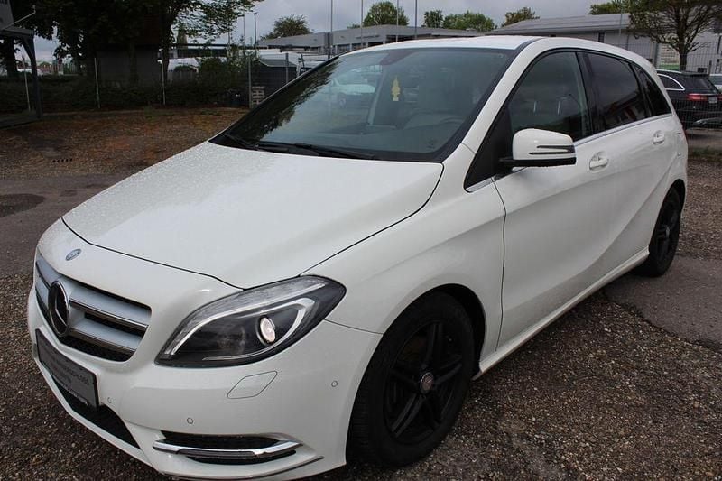 Calcitweiss unilack Gebraucht 2014 Mercedes B180 Sport Van / Kleinbus | 9.195 € (Superpreis) - Bild 1/4