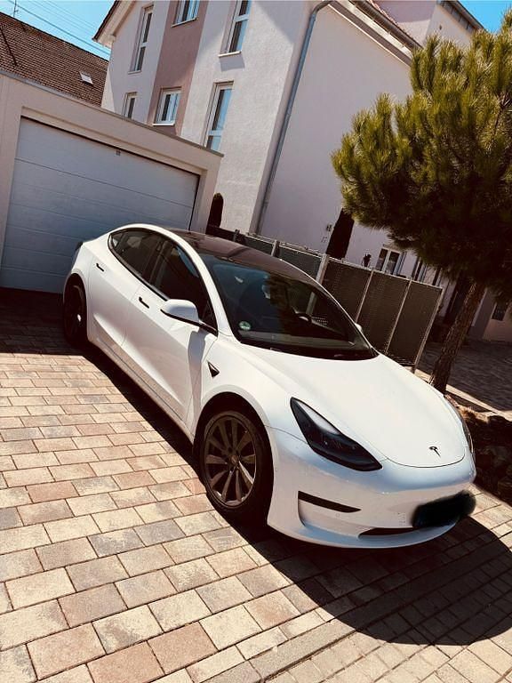 Weiß Gebraucht 2021 Tesla Model 3 Standard Range Plus Limousine | 23.999 € (Guter Preis) - Bild 1/4