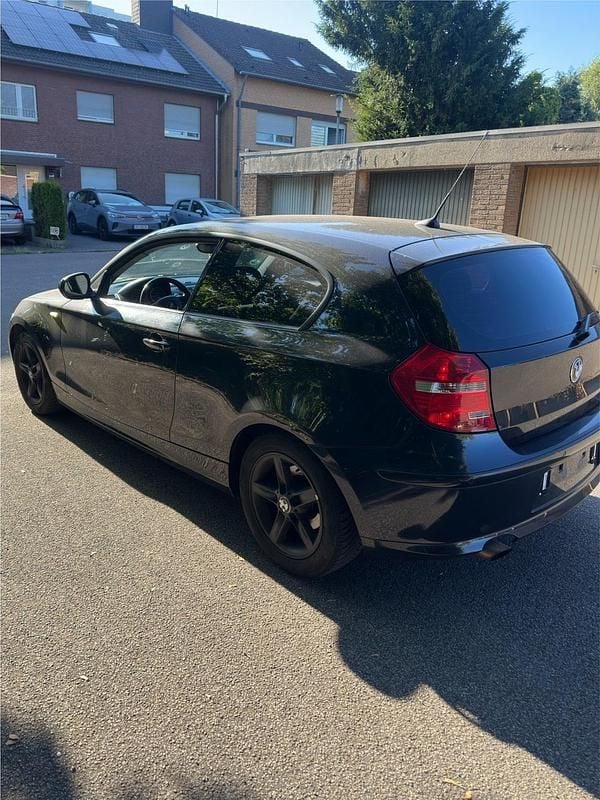 Schwarz Gebraucht 2010 BMW 116 Kleinwagen | 2.400 € (Guter Preis) - Bild 1/4
