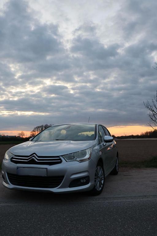 Silber Gebraucht 2012 Citroën C4 Tendance Limousine | 4.400 € (Fairer Preis) - Bild 1/4