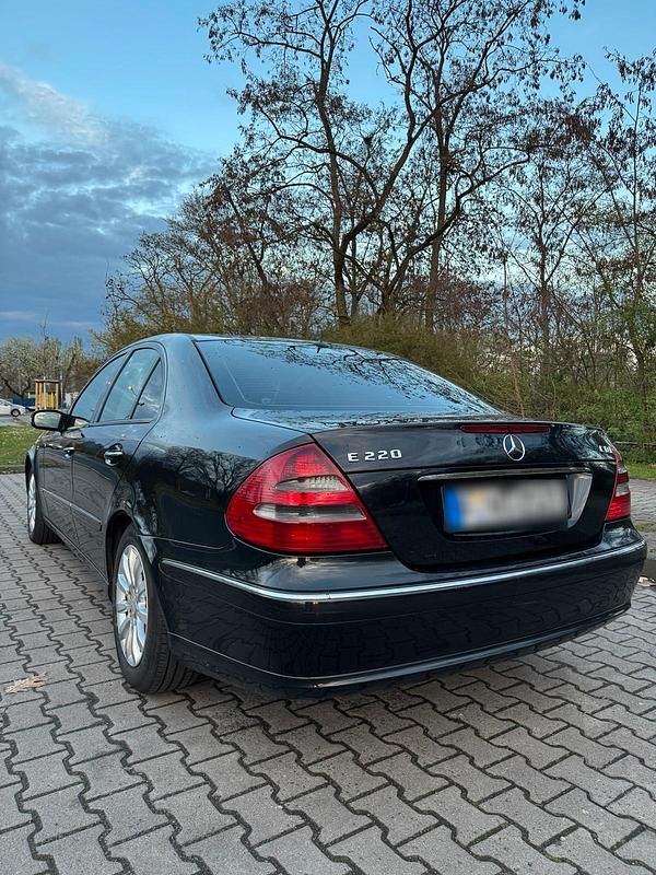Gebraucht Mercedes E220 150 PS (110 kW) 2004 Schwarz Limousine