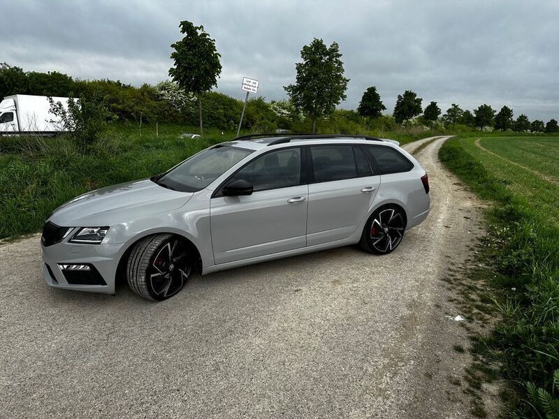 Grau Gebraucht 2019 Skoda Octavia RS Kombi | 19.500 € (Etwas zu teuer) - Bild 1/4