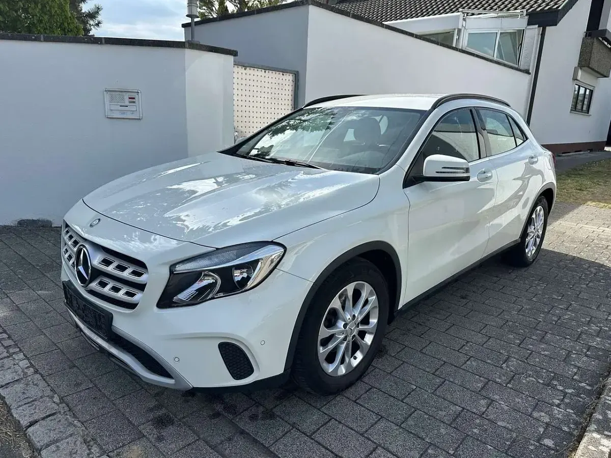 Gebraucht Mercedes GLA200 136 PS (100 kW) 2017 Calcitweiss  unilack SUV
