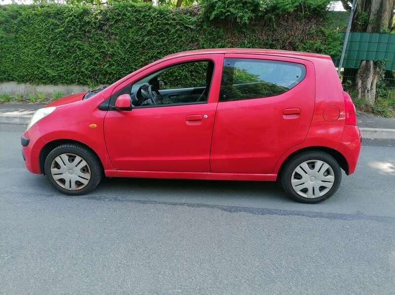 Bright red (s) Gebraucht 2011 Nissan Pixo Acenta Kleinwagen | 2.200 € (Guter Preis) - Bild 1/4