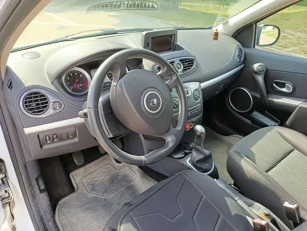 Gebraucht Renault Clio Night&Day 101 PS (74 kW) 2010 Weiß Limousine