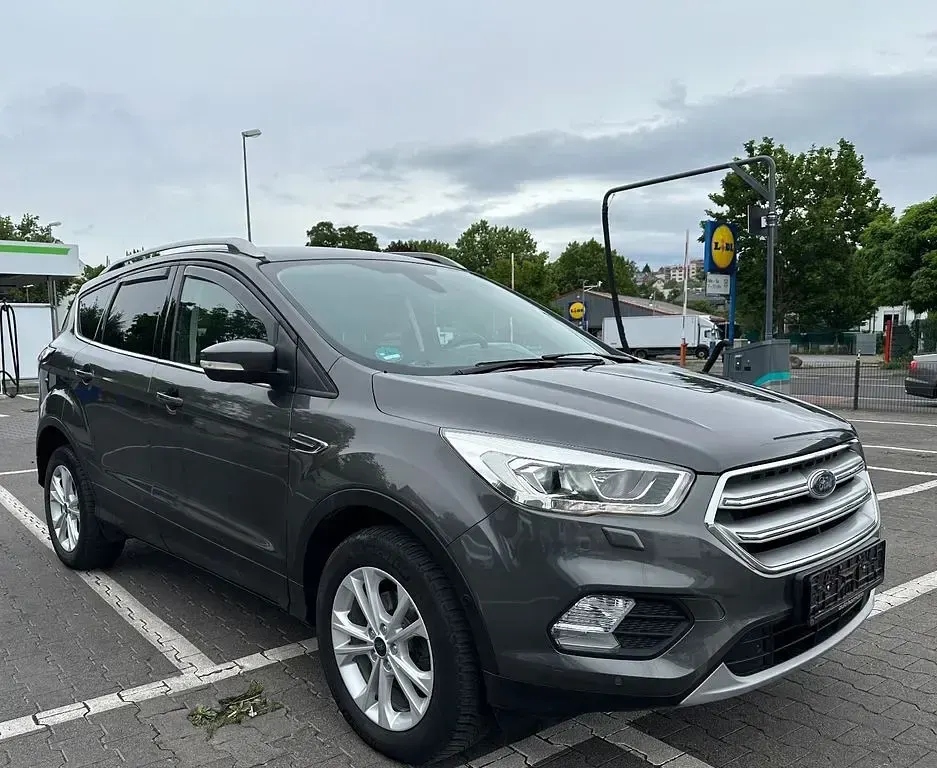 Gebraucht Ford Kuga Titanium 150 PS (110 kW) 2018 Grau SUV
