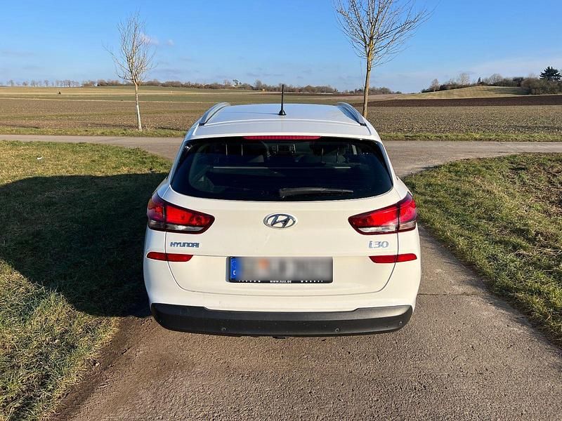Gebraucht Hyundai i30 120 PS (88 kW) 2017 Weiß Kombi