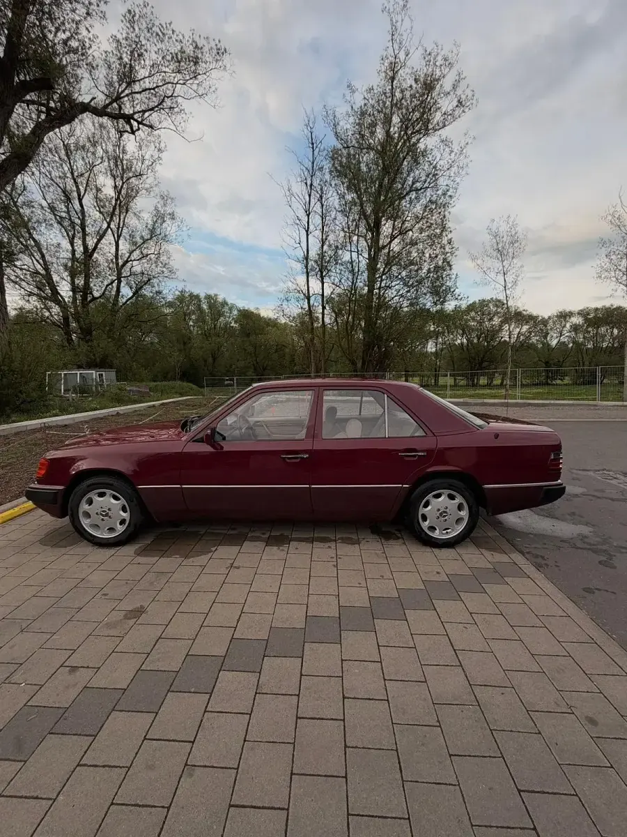 Używany Mercedes E220 150 KM (110 kW) 1993 Czerwony Sedan/Limuzyna