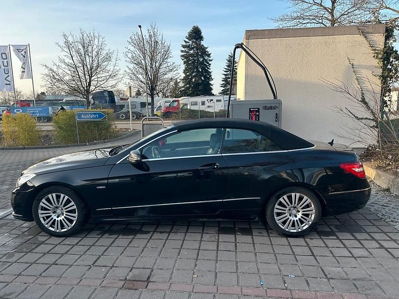 Gebraucht Mercedes E220 170 PS (125 kW) 2011 Schwarz Cabrio